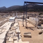 Δεσποτικό Μαρμάρινος κίονας του αρχαϊκού εστιατορίου. Στο βάθος ο μαρμάρινος στυλοβάτης του ναού.