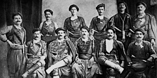 Ως θριαμβευτή της ευρωπαϊκής διπλωματίας υποδέχθηκαν οι Έλληνες τον Ελευθέριο Βενιζέλο σε μια μεγάλη εκδήλωση που πραγματοποιήθηκε στις 15 Σεπτεμβρίου 1920 στο Καλλιμάρμαρο Στάδιο, μετά τη συνθήκη των Σεβρών. Στη φωτογραφία, από το αρχείο Πετράκη, ομάδα βρακοφόρων, κυρίως από την περιοχή του Κρουσώνα, υποδέχθηκαν και συνόδευσαν τον Ελευθέριο Βενιζέλο, καθόλη τη διάρκεια της εκδήλωσης. Ο Αντώνιος Γρηγοράκης ή Σατανάς (2ος καθήμενος από αριστερά) και ο Νικόλαος Γιανναδάκης, (μακεδονομάχος – 5ος καθήμενος από αριστερά και πατέρας του Χαράλαμπου Γιανναδάκη, που ανέλαβε την ηγεσία της ομάδας «Σατανάς», μετά το θάνατο του Γρηγοράκη), ήταν γνωστοί για τα βενιζελικά τους αισθήματα.
