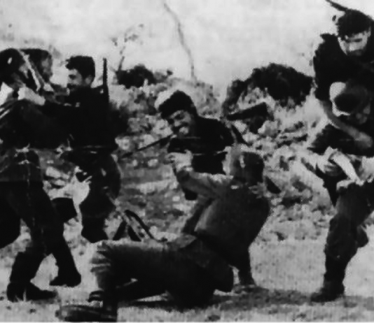 Ίσως η πιο διάσημη και αντιπροσωπευτική φωτογραφία της Κρητικής Αντίστασης. Πρόκειται για σκηνή από τη μάχη σώμα με σώμα, ομάδας 13 ανταρτών με ομαδάρχη τον Νίκο Λαγουβάρδο που έπεσε σε ενέδρα 30 Γερμανών στη περιοχή «Βρωμονερό» Κρουσώνα, στο Κρουσανιώτικο φαράγγι στις 14 Ιουλίου 1944, ενώ εκτελούσαν διατεταγμένη υπηρεσία του αρχηγού ΕΛΑΣ Κρήτης, Γιάννη Ποδιά. Από αριστερά, εικονίζεται ο Σπύρος Μυσιρλής που σκοτώθηκε στη μάχη δευτερόλεπτα μετά από γερμανική ριπή πισώπλατα, ο επιτελής Μιχάλης Μεταξάκης τη στιγμή που μαχαιρώνει έναν γερμανό στρατιώτη και ο αντάρτης Ιορδάνης τη στιγμή που αιφνιδιάζει άλλον έναν. Η φωτογραφία είναι του Άγγλου συνδέσμου Τζων Έμπερσον