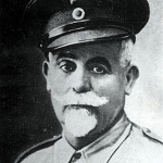 Ο καπετάν Αντώνιος Γρηγοράκης ή «Σατανάς» σε μια από τις ελάχιστες αν όχι μοναδική, φωτογραφία πορτραίτο του, από τον καιρό που ήταν ακόμα Συνταγματάρχης της Χωροφυλακής. Ομάδας Σατανάς Μάρκος Δοντάς