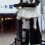 Το άγαλμα του Εράσμου στο Βελγικό Νοσοκομείο «ERASME» ντυμένο με την ελληνική παραδοσιακή στολή του τσολιά.