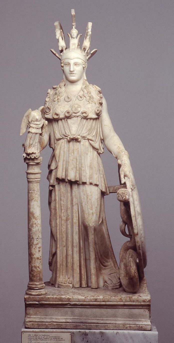 Η Αθηνά του Βαρβακείου, 3ος αι. μ.Χ. Το πιστότερο και πληρέστερα σωζόμενο αρχαίο αντίγραφο του χρυσελεφάντινου αγάλματος, που φιλοτέχνησε ο Φειδίας για τον Παρθενώνα το 438 π.Χ. Βρέθηκε το 1880 κοντά στο Βαρβάκειο Λύκειο από το οποίο πήρε και το όνομά του. Οι αρχαίοι κάτοχοί του το είχαν αποκρύψει προσεκτικά σε ειδική κατασκευή στην οικία τους, ίσως για να το προστατεύσουν (© ΤΑΠΑ/Eθνικό Αρχαιολογικό Μουσείο).