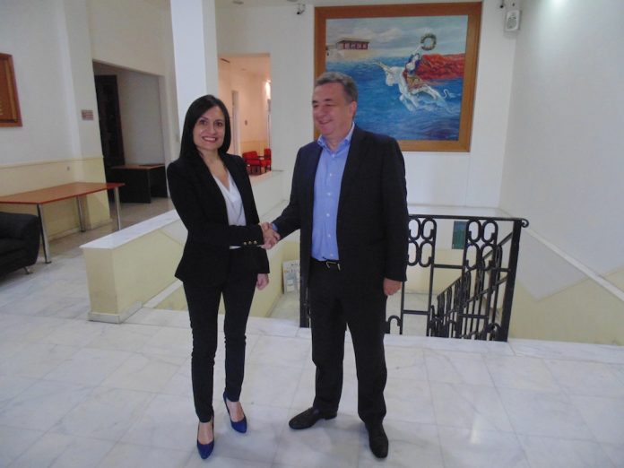 Η πρέσβειρα της Αργεντινής Carolina Pérez Colman με τον Περιφερειάρχη Κρήτης Σταύρο Αρναουτάκη