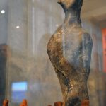 «Ένα Αίνιγμα 7000 χρόνων»: λίθινη ανθρώπινη μορφή της τελικής νεολιθικής περιόδου (Φωτογραφικό Αρχείο Εθνικού Αρχαιολογικού Μουσείου)