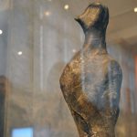 «Ένα Αίνιγμα 7000 χρόνων»: λίθινη ανθρώπινη μορφή της τελικής νεολιθικής περιόδου (Φωτογραφικό Αρχείο Εθνικού Αρχαιολογικού Μουσείου)