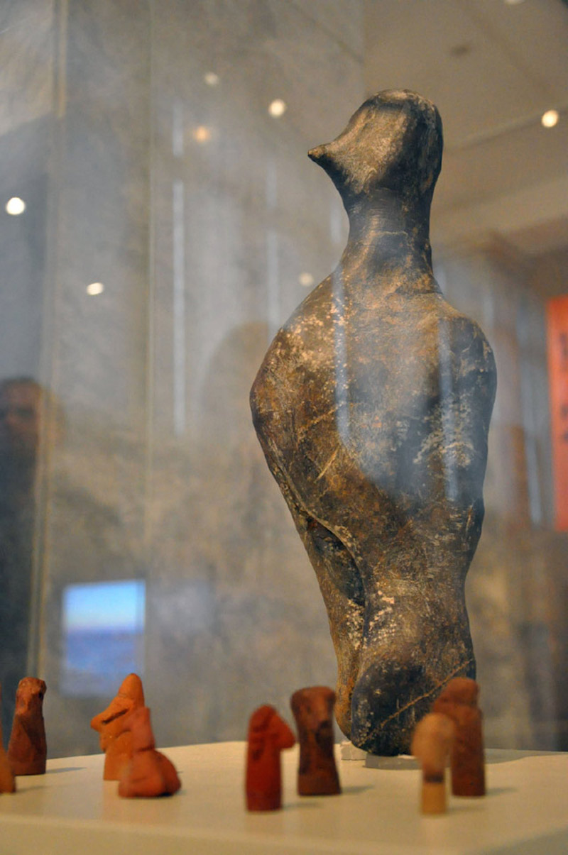 «Ένα Αίνιγμα 7000 χρόνων»: λίθινη ανθρώπινη μορφή της τελικής νεολιθικής περιόδου (Φωτογραφικό Αρχείο Εθνικού Αρχαιολογικού Μουσείου) 