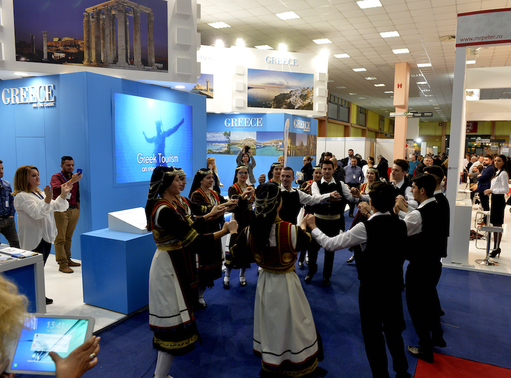 Νέοι-μέλη της Ένωσης Ελλήνων Ρουμανίας ενθουσίασαν τους παρευρισκόμενους και τους επισκέπτες της έκθεσης ΤΤR –Romexpo στο Βουκουρέστι, με το πρόγραμμα λαϊκών και παραδοσιακών χορών που παρουσίασαν στο περίπτερο του ΕΟΤ .