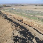 Άποψη του ανατολικού βραχίονα του τείχους της Βεργίνας στον αγρό ιδιοκτησίας αδελφών Μπέλα.