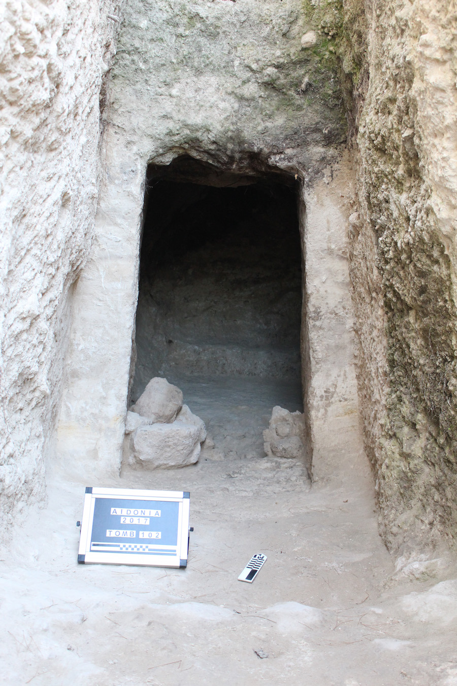 Νέα ταφικά μνημεία αποκαλύφθηκαν στο μυκηναϊκό νεκροταφείο των Αηδονιών