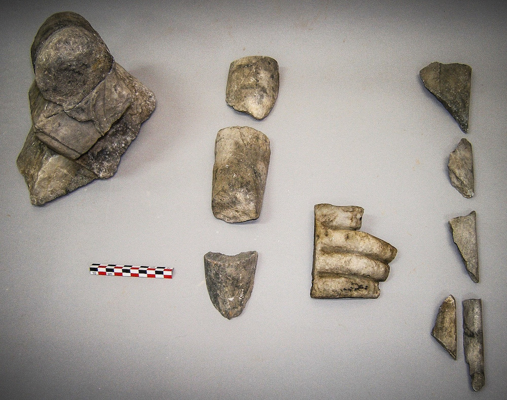 Σαλαμίς, Όρμος Αμπελακίου. Μαρμάρινα ευρήματα Ρωμαϊκών χρόνων, από την έρευνα του μεγάλου οικοδομήματος στην βόρεια πλευρά του Όρμου: θραύσματα βωμίσκου (αριστερά) και αγαλμάτων (φωτογραφία: Χρ. Μαραμπέα).