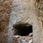 Θαλαμοειδής τάφος Προσηλίου. Άποψη της πρόσοψης του μνημειακού τάφου και της ξερολιθιάς που έφραζε την είσοδο. Φωτογραφία: Γιάννης Γαλανάκης
