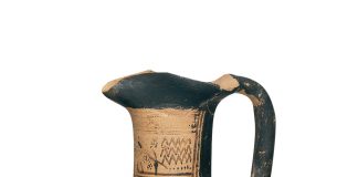 Πήλινη αττική τριφυλλόστομη οινοχόη. Στον ώμο φέρει εγχάρακτη μια από τις πρωϊμότερες γνωστές ελληνικές επιγραφές. Από την Αθήνα (Δίπυλο). 750-725 π.Χ. (© TAΠΑ/Εθνικό Αρχαιολογικό Μουσείο)