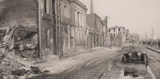 Καμένο αυτοκίνητο στη λεωφόρο Νίκης, μπροστά στο νηματουργείο Σάιας, 1917, συλλογή Γιώργου Αθ. Δέλλιου, ΕΛΙΑ/ΜΙΕΤ Θεσσαλονίκης
