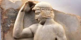 Βρέθηκε στο Σούνιο, κοντά στον ναό της Αθηνάς. Γύρω στο 460 π.Χ. Παριστάνεται νεαρός αθλητής γυμνός, να τοποθετεί ένα μετάλλινο στεφάνι στην κεφαλή. Ο αθλητής, ασφαλώς νικητής, αυτοστεφανώνεται ή ετοιμάζεται να αφιερώσει το νικητήριο έπαθλό του στη θεά Αθηνά ως ευχαριστήριο ανάθημα για τη νίκη του. (© Εθνικό Αρχαιολογικό Μουσείο/TAΠΑ).