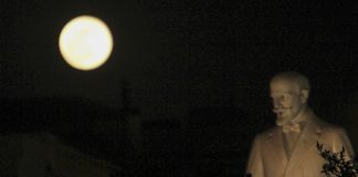 Ματωμένο μπλε σούπερ φεγγάρι στην Αθήνα