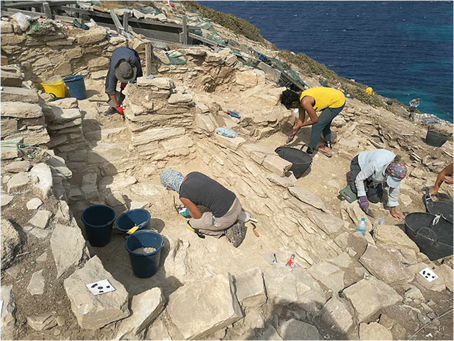 Ανασκαφές Κέρου: Mέλη της ανασκαφικής ομάδας εν ώρα εργασίας (Πηγή: ΥΠΠΟΑ/Βρετανική Σχολή Αθηνών)