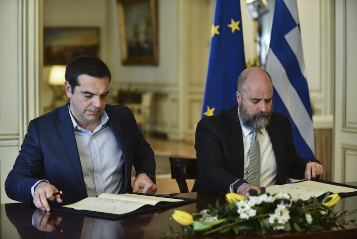 Υπογραφή Μνημονίου Συνεργασίας Μεταξύ της Ελληνικής Δημοκρατίας και του ΙΣΝ, για την Πρωτοβουλία του ΙΣΝ «Στηρίζοντας την Υγεία στην Ελλάδα» Τσίπρας - Δρακόπουλος