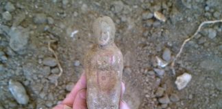 ΙΕΡΟ ΤΗΣ ΑΜΑΡΥΣΙΑΣ ΑΡΤΕΜΙΔΟΣ ΣΤΗΝ ΑΜΑΡΥΝΘΟ ΕΥΒΟΙΑΣ Καθιστό γυναικείο πήλινο ειδώλιο.