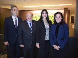 Η Υπουργός Τουρισμού κα Έλενα Κουντουρά με τον Υπουργό Τουρισμού της Πολιτείας του Οντάριο κ. Μichael Tibollo, το Γενικό Πρόξενο της Ελλάδας στο Τορόντο κ. Βίκτωρα Μαλιγκούδη και την ελληνική καταγωγής βουλευτή της Πολιτείας του Οντάριο και υφυπουργό Υγείας, κα Effie Triantafilopoulos.