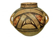 Σφαιρικό πήλινο αγγείο με μοτίβα εμπνευσμένα από την υφαντική τέχνη της νεολιθικής Θεσσαλίας