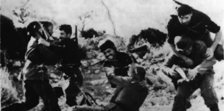 Ίσως η πιο διάσημη και αντιπροσωπευτική φωτογραφία της Κρητικής Αντίστασης. Πρόκειται για σκηνή από τη μάχη σώμα με σώμα, ομάδας 13 ανταρτών με ομαδάρχη τον Νίκο Λαγουβάρδο που έπεσε σε ενέδρα 30 Γερμανών στη περιοχή «Βρωμονερό» Κρουσώνα, στο Κρουσανιώτικο φαράγγι στις 14 Ιουλίου 1944, ενώ εκτελούσαν διατεταγμένη υπηρεσία του αρχηγού ΕΛΑΣ Κρήτης, Γιάννη Ποδιά. Από αριστερά, εικονίζεται ο Σπύρος Μυσιρλής που σκοτώθηκε στη μάχη δευτερόλεπτα μετά από γερμανική ριπή πισώπλατα, ο επιτελής Μιχάλης Μεταξάκης τη στιγμή που μαχαιρώνει έναν γερμανό στρατιώτη και ο αντάρτης Ιορδάνης τη στιγμή που αιφνιδιάζει άλλον έναν. Η φωτογραφία είναι του Άγγλου συνδέσμου Τζων Έμπερσον