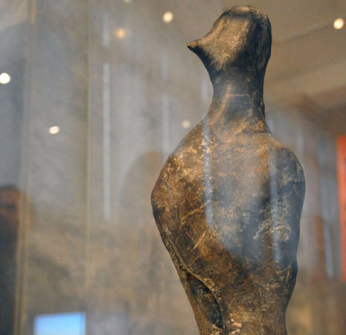 «Ένα Αίνιγμα 7000 χρόνων»: λίθινη ανθρώπινη μορφή της τελικής νεολιθικής περιόδου (Φωτογραφικό Αρχείο Εθνικού Αρχαιολογικού Μουσείου)