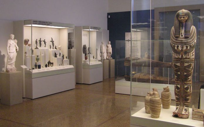 Άποψη του εκθεσιακού χώρου της Αιγυπτιακής Συλλογής του Εθνικού Αρχαιολογικού Μουσείου (φωτογράφος Ειρήνη Μίαρη © TAΠΑ/Εθνικό Αρχαιολογικό Μουσείο).