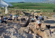 Μνημειώδης μυκηναϊκός τάφος ανακαλύφθηκε κοντά στο Ορχομενό Βοιωτίας Θαλαμοειδής τάφος Προσηλίου. Η ανασκαφή του δρόμου που οδηγούσε στον τάφο σε εξέλιξη. Φωτογραφία: Γιάννης Γαλανάκης.