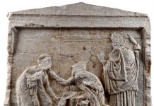 «Ας διαβάσουμε την Οδύσσεια» στο Αρχαιολογικό Μουσείο Αναθηματικό ανάγλυφο που φέρει παράσταση της σκηνής αναγνώρισης του Οδυσσέα από τη γριά τροφό του Ευρύκλεια. Στη δεξιά πλευρά, μπροστά σε όρθιο αργαλειό, η Πηνελόπη. Από το Μουζάκι Καρδίτσας, 4ος αι. π.Χ. (© TAΠΑ/Εθνικό Αρχαιολογικό Μουσείο).