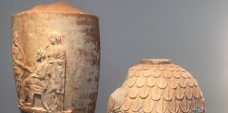 Κλεμμένες αρχαιότητες Μαρμάρινα επιτύμβια αγγεία. Λήκυθο με ενεπίγραφη παράσταση αποχαιρετισμού του νεκρού και λουτροφόρος με ανάγλυφη διακόσμηση, 4ο αιώνα π.Χ.