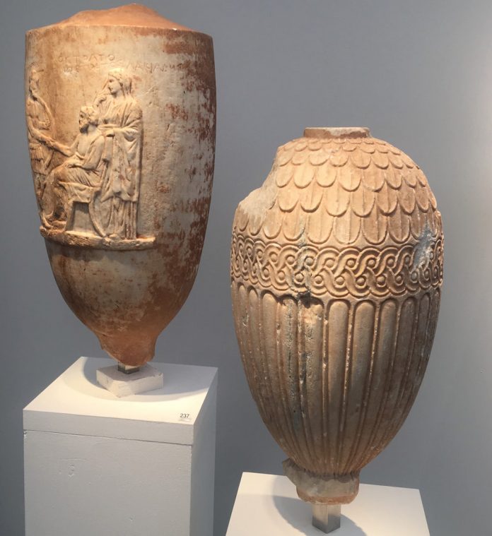 Κλεμμένες αρχαιότητες Μαρμάρινα επιτύμβια αγγεία. Λήκυθο με ενεπίγραφη παράσταση αποχαιρετισμού του νεκρού και λουτροφόρος με ανάγλυφη διακόσμηση, 4ο αιώνα π.Χ.