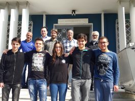 Η ελληνική αποστολή, στην είσοδο του κτιρίου του Αστεροσκοπείου του ΑΠΘ (από αριστερά προς δεξιά): Μιχαηλάγγελος Πιερράτος, Ραφαήλ Τσιάμης, Αγγελική Μπανιά, Γρηγόρης Μακρής, Χρήστος Κακογιάννης. Στην πίσω σειρά διακρίνονται οι Καθηγητές του ΑΠΘ.