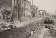 Καμένο αυτοκίνητο στη λεωφόρο Νίκης, μπροστά στο νηματουργείο Σάιας, 1917, συλλογή Γιώργου Αθ. Δέλλιου, ΕΛΙΑ/ΜΙΕΤ Θεσσαλονίκης