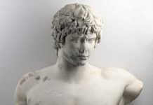 Αδριανός και Αντίνοος: μια συνάντηση 19 αιώνες μετά Γυμνή προτομή με κεφαλή του Αντίνοου. Βρέθηκε στην Πάτρα το 1856. Χρονολογείται λίγο μετά το 130 μ.Χ. Αρ. ευρ. Γ 418.