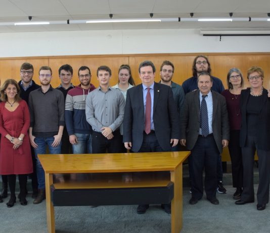Ο Πρύτανης του ΑΠΘ, Καθηγητής Περικλής Α. Μήτκας, η Aντιπρύτανις Ανθρωπίνων Πόρων του ΑΠΘ, Καθηγήτρια Παρασκευή Αργυροπούλου-Πατάκα, η Αντιπρύτανις Προγραμματισμού και Ανάπτυξης του ΑΠΘ, Καθηγήτρια Δέσποινα Κλαβανίδου, η Aντιπρύτανις Ακαδημαϊκών και Φοιτητικών Θεμάτων του ΑΠΘ, Καθηγήτρια Αριάδνη Στογιαννίδου, ο Αντιπρύτανης Οικονομικών του ΑΠΘ, Αν. Καθηγητής Νικόλαος Βαρσακέλης, και η ομάδα των προπτυχιακών φοιτητών με δύο από τους επιβλέποντες Καθηγητές τους, τη Δήμητρα Ντάφου και τον Γεώργιο Κολιάκο.