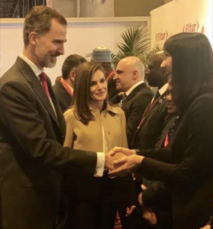 Η Υπουργός Τουρισμού Έλενα Κουντουρά με τον Βασιλιά της Ισπανίας Φελίπε ΣΤ’ και τη Βασίλισσα Λετίσια, κατά την εθιμοτυπική εκδήλωση προς τιμήν των συμμετεχόντων Υπουργών της έκθεσης FITUR στη Μαδρίτη.