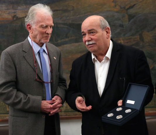 Η Βουλή βράβευσε τον ανθρωπιστή φιλέλληνα γιατρό Julien Grivel