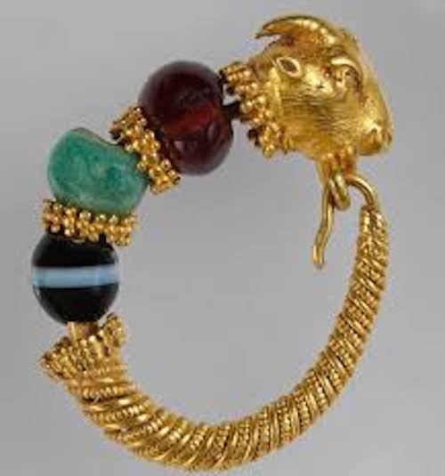 Χρυσό ενώτιο με κεφαλή τράγου από τη Θεσσαλία (2ος-1ος αι. π.Χ.) © ΕΑΜ/ΤΑΠ. Φωτ. Σ. Μαυρομμάτης