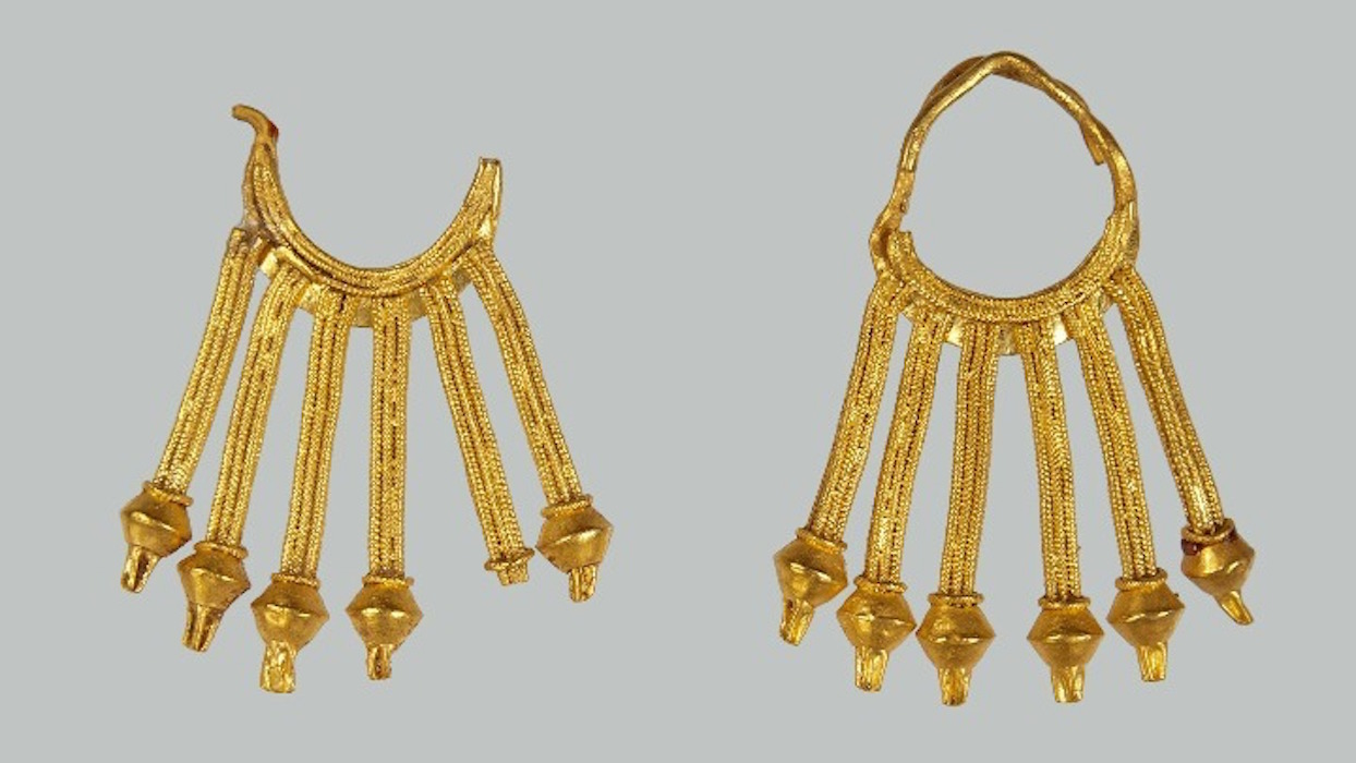 Ζεύγος χρυσών ενωτίων (σκουλαρίκια) από τη Βοιωτία (8ος αι. π.Χ.) © ΕΑΜ/ΤΑΠ. Φωτ. Σ. Μαυρομμάτης