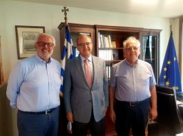 Ο Υφυπουργός Εξωτερικών για θέματα Απόδημου Ελληνισμού, Αντώνης Διαματάρης με τον πρόεδρο της Οικουμενικής Ομοσπονδίας Κωνσταντινουπολιτών, Νικόλαο Ουζούνογλου και τον Γενικό Γραμματέα, Νικόλαο Αναγνωστόπουλο