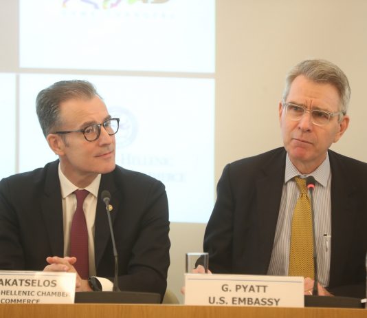 Ο Πρέσβης των Ηνωμένων Πολιτειών κ. Geoffrey R. Pyatt, και ο πρόεδρος του Αμερικανικού Εμπορικού Επιμελητηρίου κ. Νικόλαος Μπακατσέλος